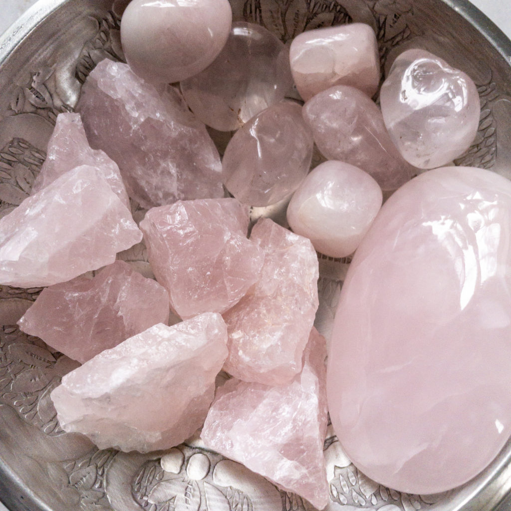 Färgernas kraft i kristaller rosa 1 by Mintaka Kristaller & Soul Care