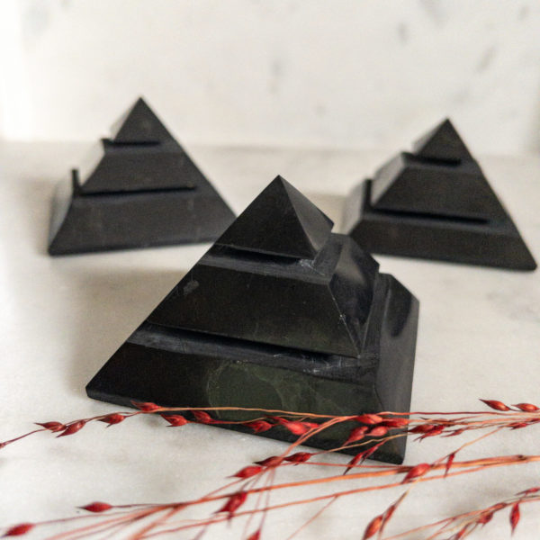 Shungit Pyramid Healing svartshungitpyramid1 1.jpg 1 scaled by Mintaka Kristaller & Soul Care