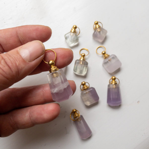 Lavendelfluorit parfymflaska hänge IMG 7938 1 scaled by Mintaka Kristaller & Soul Care