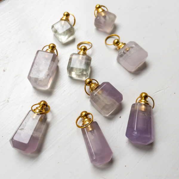 Lavendelfluorit parfymflaska hänge IMG 7939 scaled by Mintaka Kristaller & Soul Care