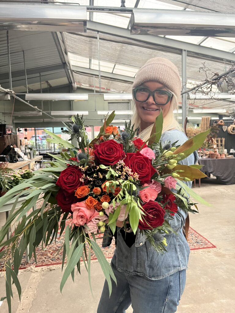 mia med blommor på mintakan